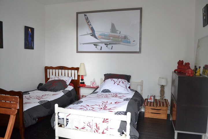 Room 5 of 12