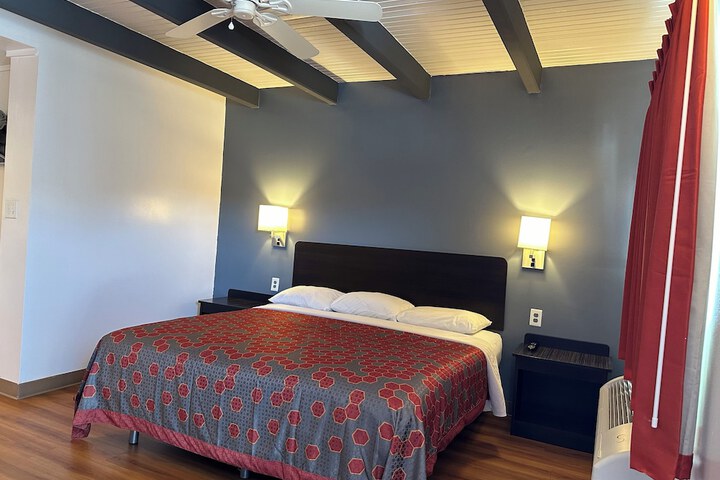 Deluxe King Room (5 of 5)