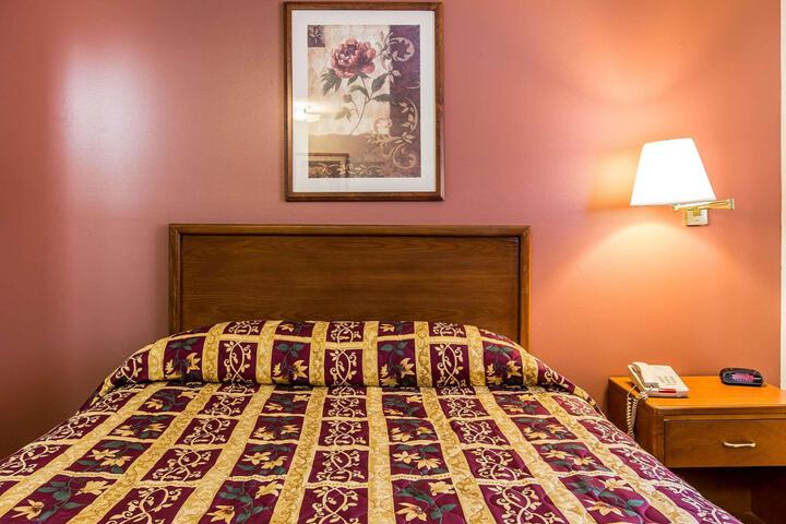 1 Double Bed Efficiency Accessible (4 of 6)