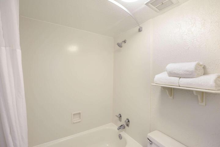 1 King Bed (6 of 8)