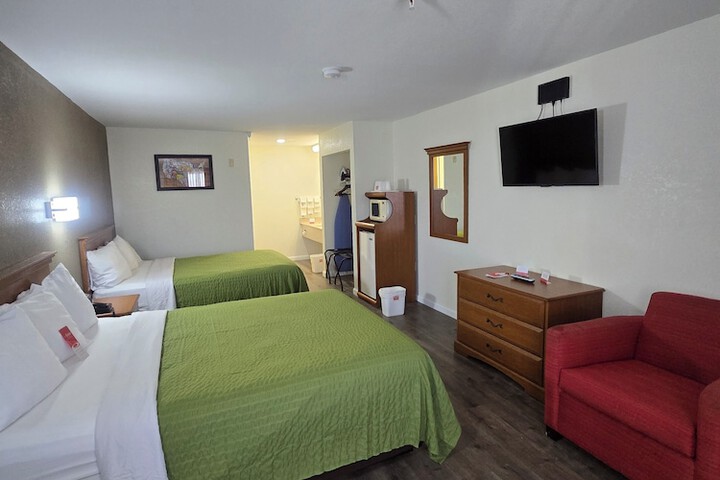 2 Queen Beds (3 of 7)