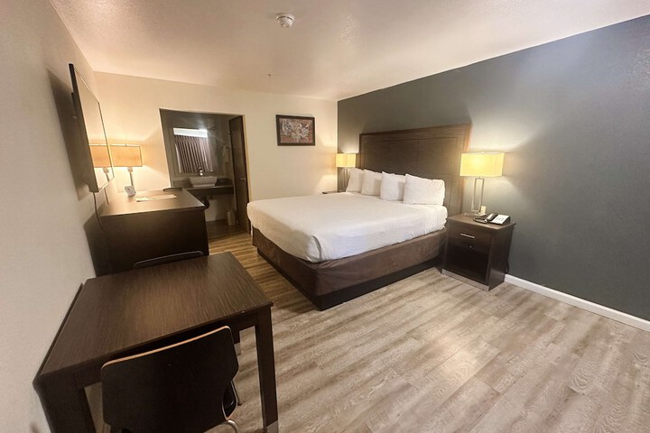1 King Accessible Comm Assist Bathtub Table Chairs Microwave, Refrigerator, Continental Breakfast (18 of 21)