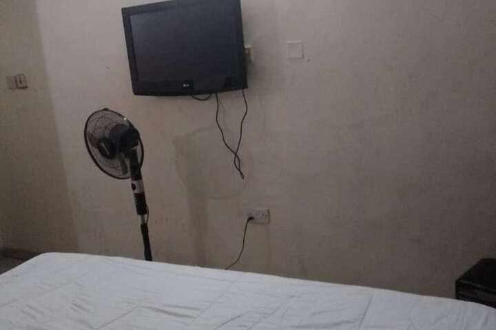 Room 4 of 33
