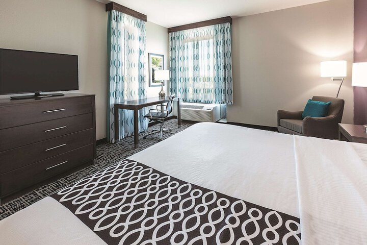 1 King Bed (8 of 22)
