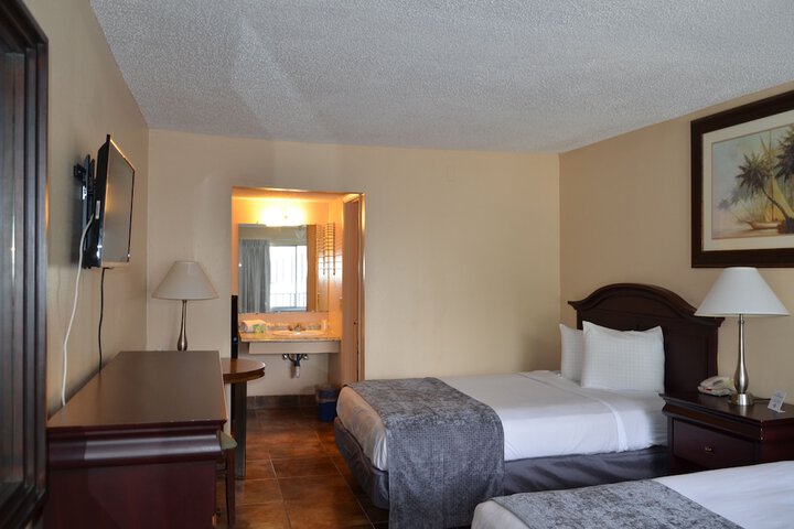 2 Double Beds Pool View (3 of 8)