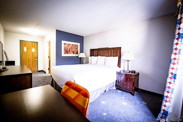 1 King Bed (6 of 7)