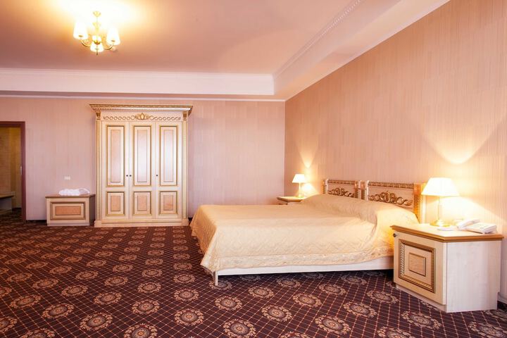 Room 4 of 80