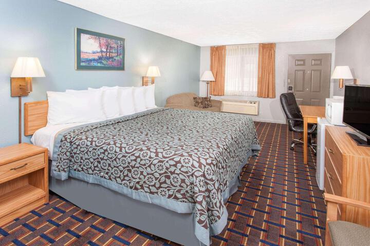 1 King Bed (1 of 11)