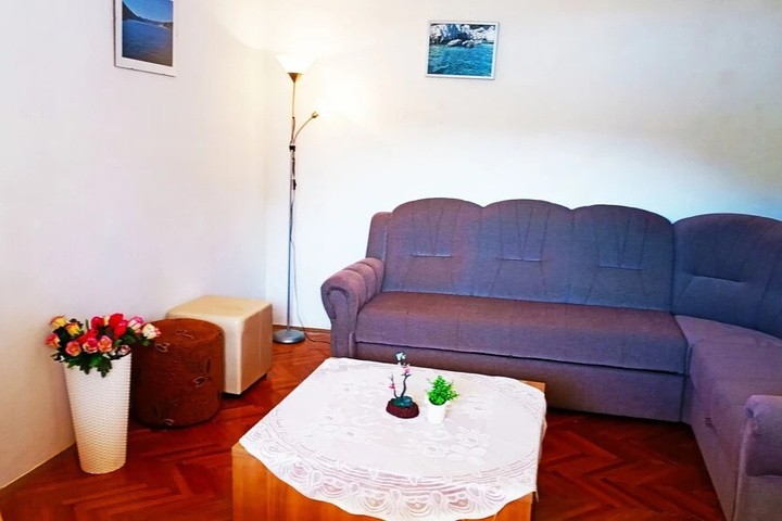 Room 6 of 25