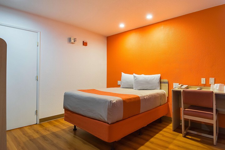 Room 10 of 30