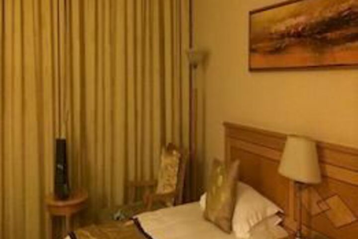 Room 32 of 143