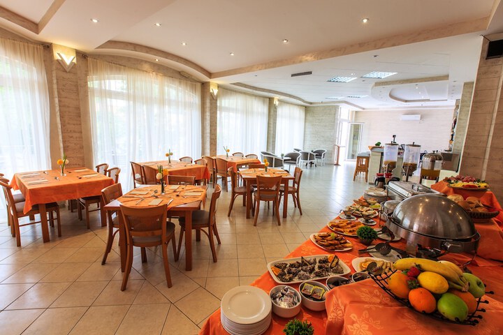 Dining 16 of 19