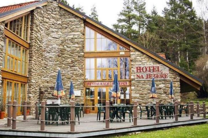 Hotel na Jezeře