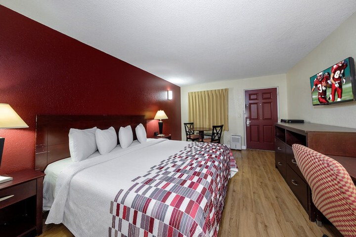 Deluxe King Bed Accessible (3 of 16)