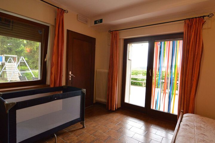 Room 2 of 40