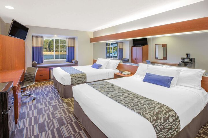 1 Queen Bed Accessible Room (12 of 18)