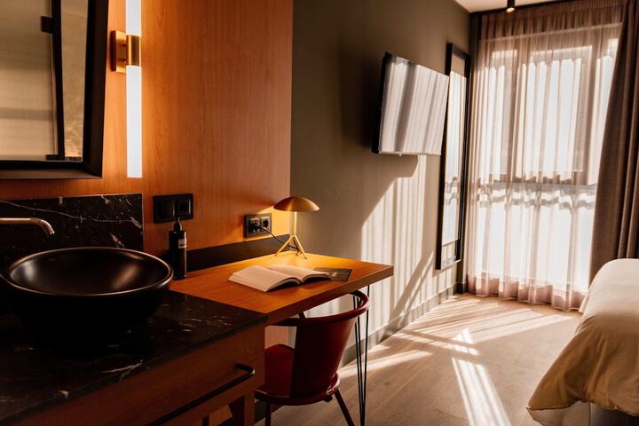 Room 27 of 77