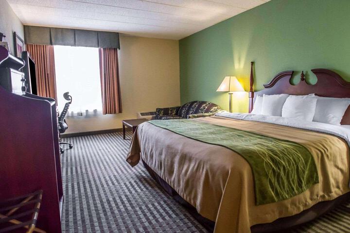 1 King Bed (4 of 6)