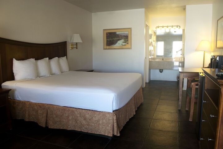 1 King Bed (24 of 26)
