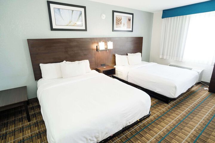 1 Queen Bed Suite (25 of 36)