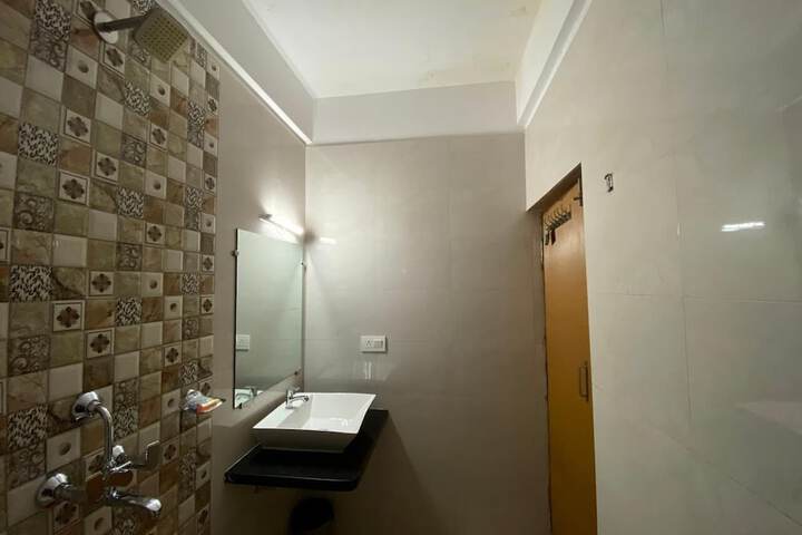 Room 7 of 18