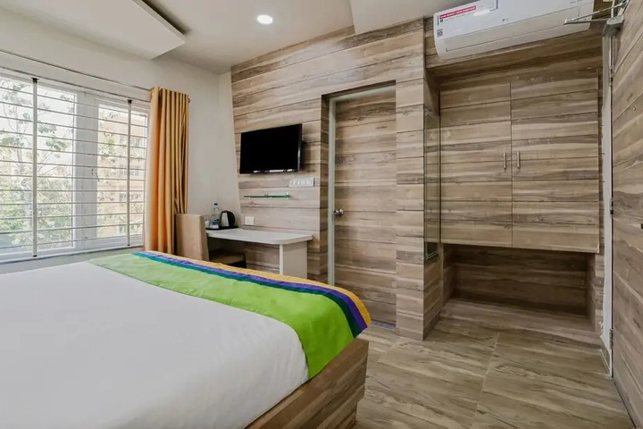 Room 4 of 8