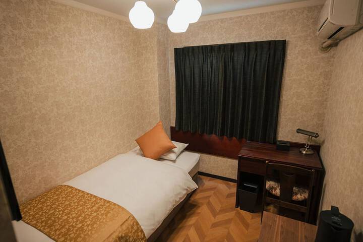 Room 20 of 106