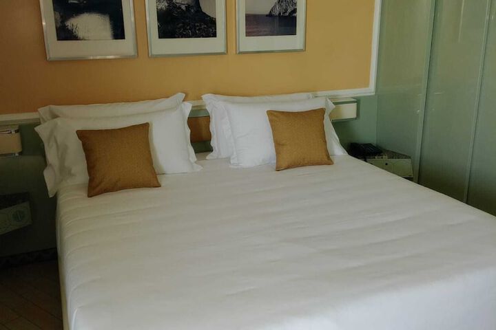 Room 12 of 46