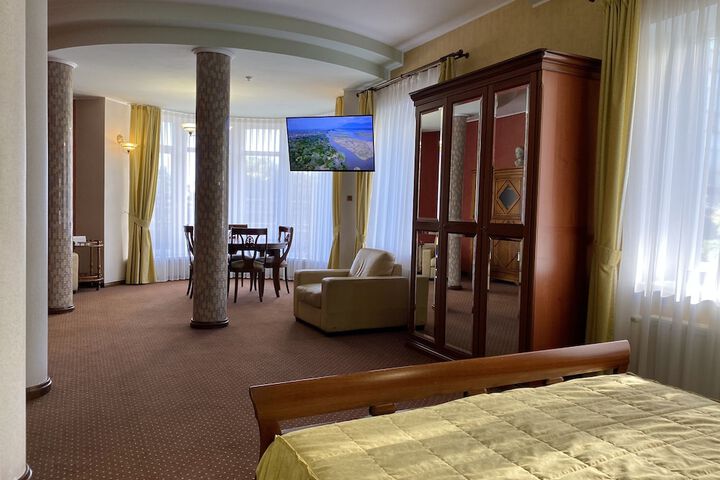 Room 3 of 44