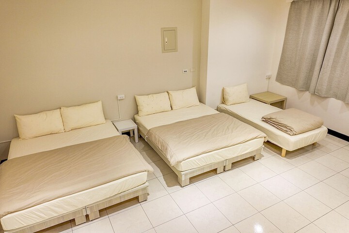 Room 18 of 93