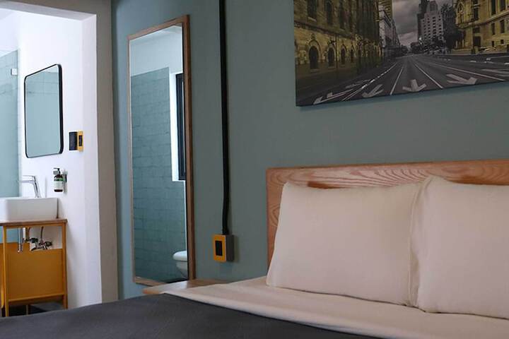 Room 11 of 16