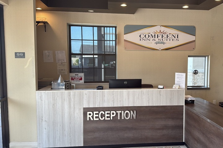 Comfeeni Inn and Suites