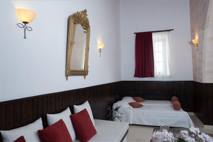 Room 2 of 63