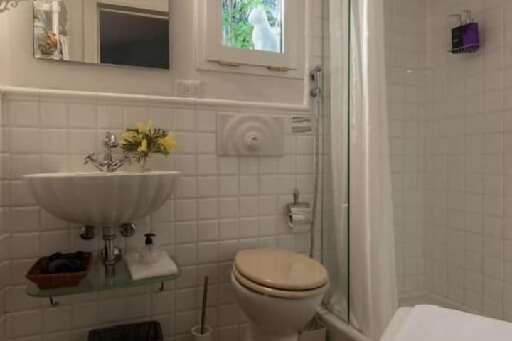 Room 27 of 40