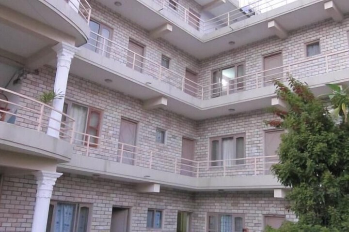 Hotel Exterior 12 of 17