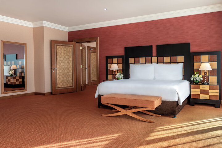 Room 10 of 80