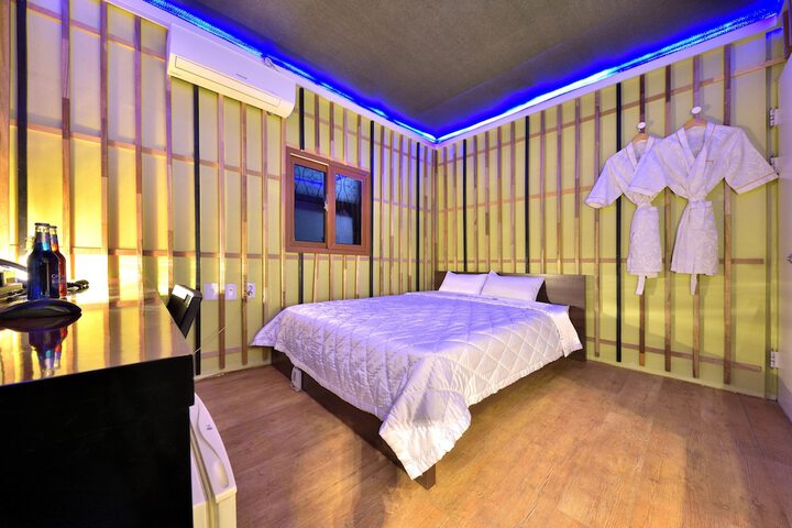 Room 11 of 18