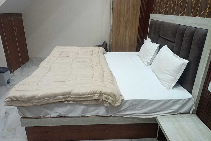 Room 5 of 8