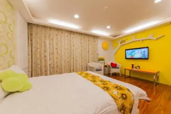 Room 6 of 12