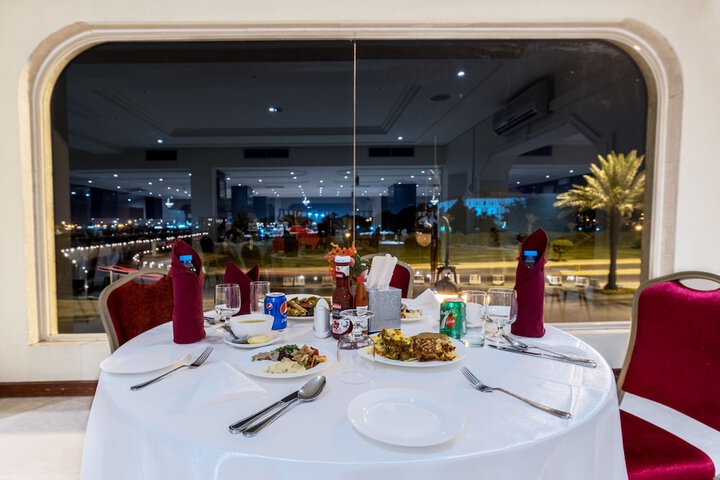 Dining 16 of 18