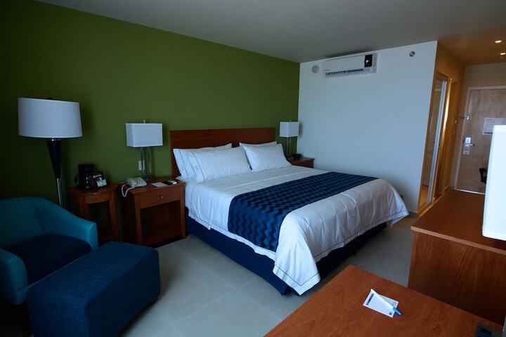 Room 4 of 93