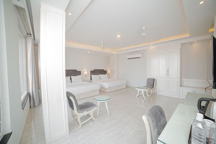 Room 25 of 76