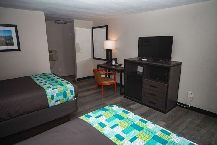 2 Double Beds (7 of 16)