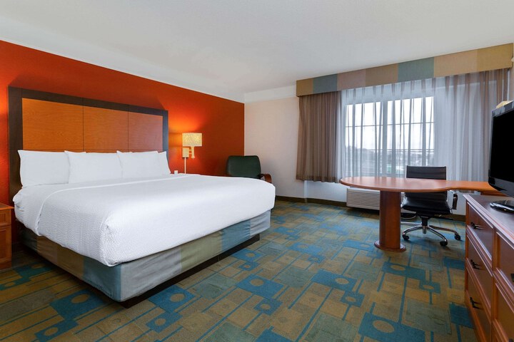 1 King Bed Executive Room (9 of 12)