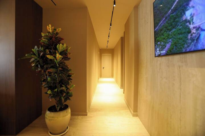 Ballroom/Hall 87 of 100