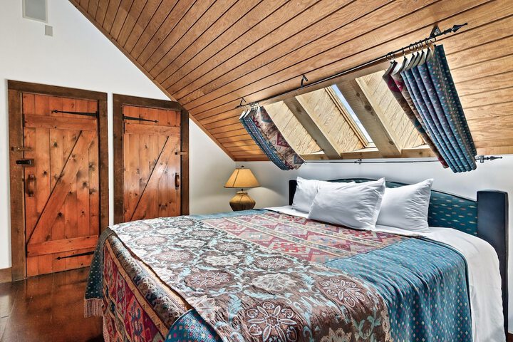 Snug Hug Queen Suite with Fireplace (125 of 131)