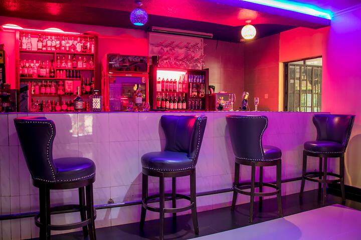 Lounge 31 of 49