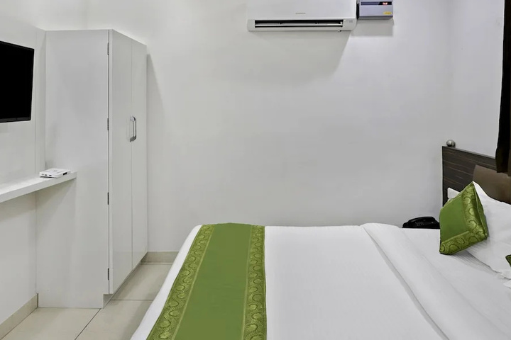 Room 16 of 28