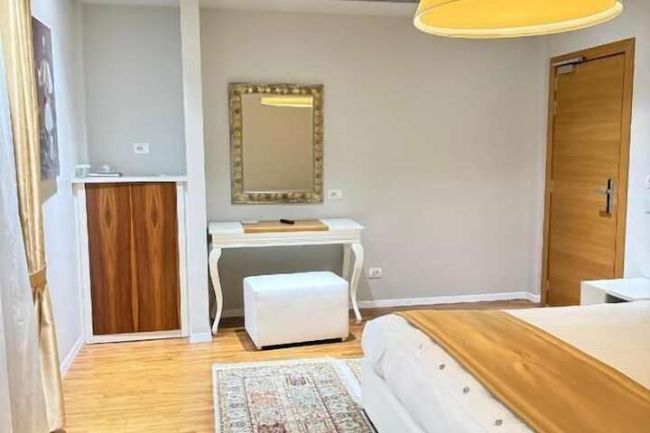 Room 7 of 25
