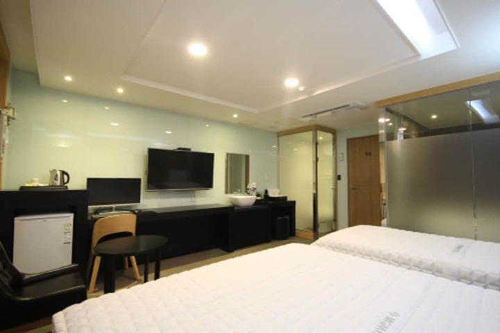 Room 17 of 43